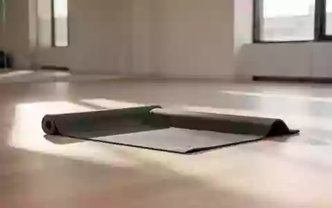 Eine leere, helle Trainingsmatte auf einem Holzboden in einem minimalistischen Fitnessraum bei natürlichem Lichteinfall. - Foto: über boerse-global.de