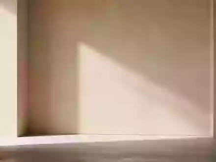Ein minimalistischer, sonnendurchfluteter Raum mit sanften Schatten, der Ruhe und emotionale Ausgeglichenheit symbolisiert. - Foto: über boerse-global.de