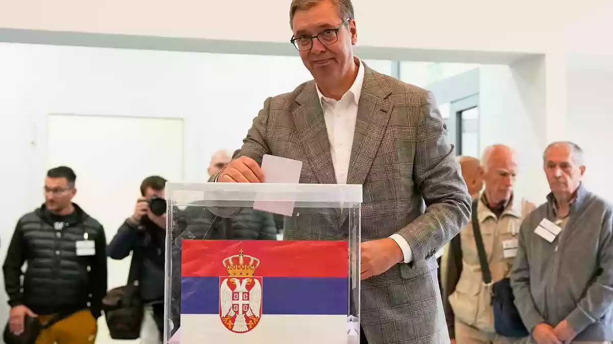 Langzeitherrscher Aleksandar Vucic muss um den Erhalt der Macht bangen.  - Bild: Darko Vojinovic/AP/dpa