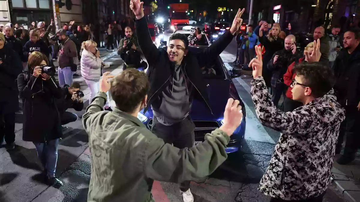 In Belgrad feiern Anhänger der Studentenliste ausgelassen deren Wahlsieg.  - Bild: Armin Durgut/AP/dpa