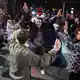 In Belgrad feiern Anhänger der Studentenliste ausgelassen deren Wahlsieg.  - Bild: Armin Durgut/AP/dpa