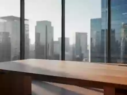 Ein minimalistischer, heller Büroraum mit einem leeren Schreibtisch und Blick auf eine moderne Stadtlandschaft. - Foto: über boerse-global.de