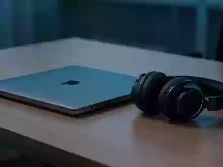 Symbolic image: laptop and headphones on a desk - Foto: über boerse-global.de