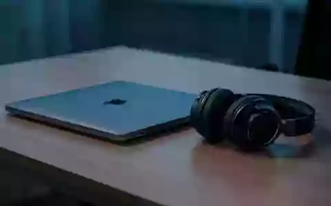 Symbolic image: laptop and headphones on a desk - Foto: über boerse-global.de
