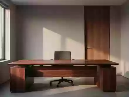 Ein leerer, aufgeräumter Schreibtisch in einem ruhigen Büro bei natürlichem Lichteinfall. - Foto: über boerse-global.de