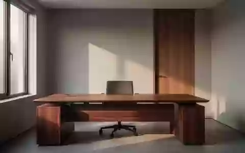 Ein leerer, aufgeräumter Schreibtisch in einem ruhigen Büro bei natürlichem Lichteinfall. - Foto: über boerse-global.de
