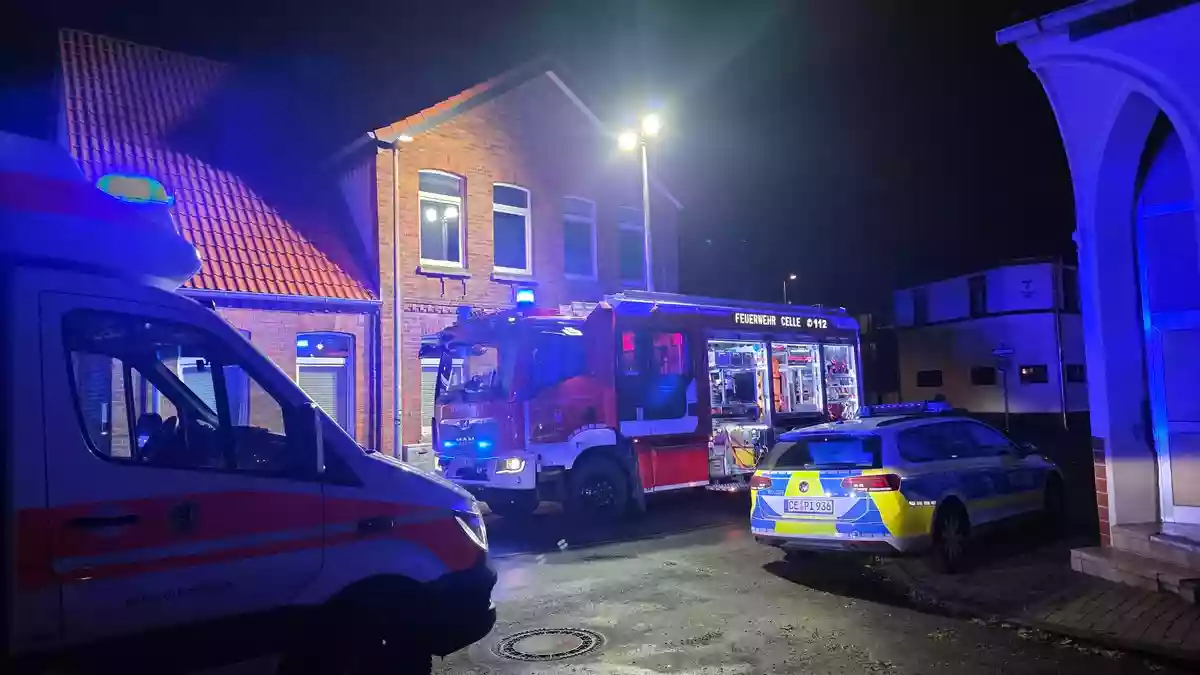 FW Celle: Drei Verletzte bei Brand in der Kirchstraße - Bild: presseportal.de