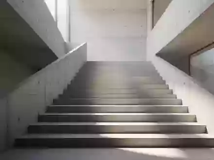 Eine minimalistische Betontreppe in einem hellen, sonnendurchfluteten Architekturraum. - Foto: über boerse-global.de