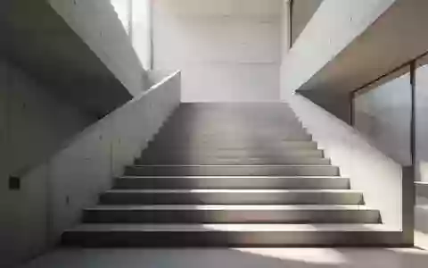Eine minimalistische Betontreppe in einem hellen, sonnendurchfluteten Architekturraum. - Foto: über boerse-global.de