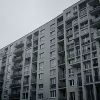 Ein modernes Wohngebäude in Berlin bei bewölktem Himmel, das die Dichte und Architektur städtischer Wohnanlagen verdeutlicht. - Foto: über boerse-global.de