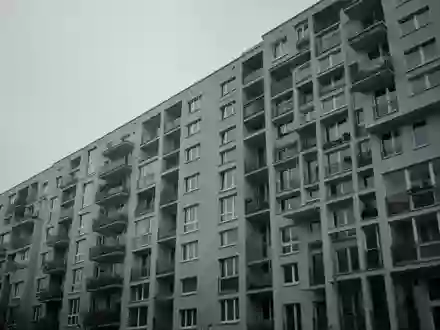 Ein modernes Wohngebäude in Berlin bei bewölktem Himmel, das die Dichte und Architektur städtischer Wohnanlagen verdeutlicht. - Foto: über boerse-global.de
