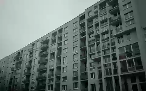 Ein modernes Wohngebäude in Berlin bei bewölktem Himmel, das die Dichte und Architektur städtischer Wohnanlagen verdeutlicht. - Foto: über boerse-global.de