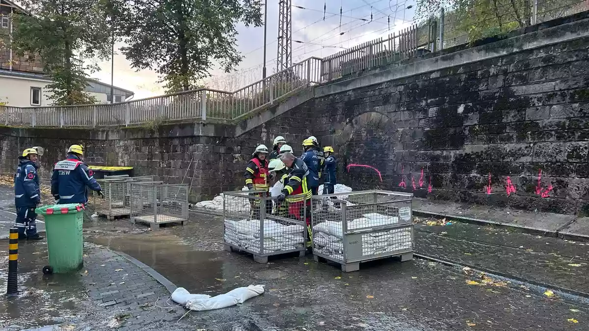 FW-OE: Starke Regenfälle sorgen für Großeinsatz an der Ruhr-Sieg-Strecke in Altenhundem - Bild: presseportal.de