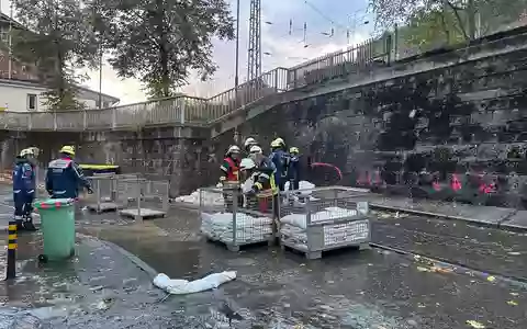 FW-OE: Starke Regenfälle sorgen für Großeinsatz an der Ruhr-Sieg-Strecke in Altenhundem - Foto: presseportal.de