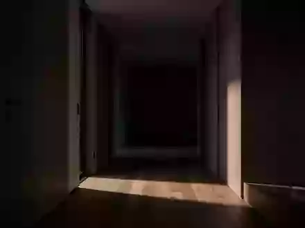 Ein minimalistischer, dunkler Flur in einem Wohnhaus bei Dämmerung, der eine Atmosphäre von Vorsicht und Anonymität vermittelt. - Foto: über boerse-global.de