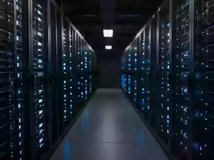 Dunkler Serverraum mit leuchtenden blauen Status-LEDs an Hardware-Racks. - Foto: über boerse-global.de