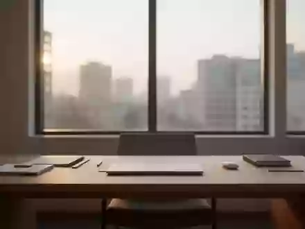 Ein minimalistisch gestalteter, aufgeräumter Arbeitsplatz mit natürlichem Licht und Blick auf eine ruhige Stadtkulisse. - Foto: über boerse-global.de