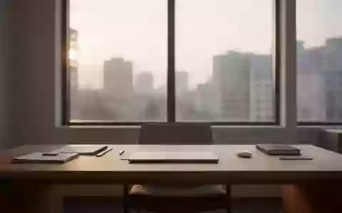 Ein minimalistisch gestalteter, aufgeräumter Arbeitsplatz mit natürlichem Licht und Blick auf eine ruhige Stadtkulisse. - Foto: über boerse-global.de
