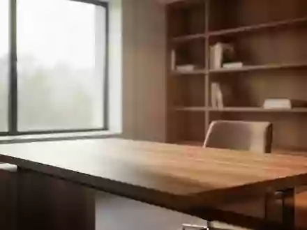 Ein minimalistischer, heller Arbeitsbereich mit einem Holztisch und natürlichem Tageslicht in einem modernen Büro. - Foto: über boerse-global.de