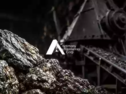 Rohmineralien und Bergbauausrüstung in einer stimmungsvollen, professionellen Studioaufnahme zur Visualisierung der Rohstoffbranche. - Foto: über boerse-global.de