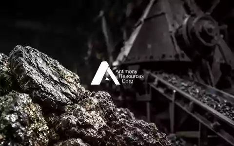 Rohmineralien und Bergbauausrüstung in einer stimmungsvollen, professionellen Studioaufnahme zur Visualisierung der Rohstoffbranche. - Foto: über boerse-global.de