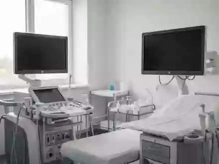 Ein minimalistisch eingerichteter, heller Untersuchungsraum in einer modernen Klinik mit medizinischen Geräten. - Foto: über boerse-global.de