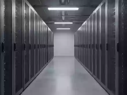 Ein minimalistischer, moderner Serverraum mit metallischen Server-Racks und poliertem Betonboden in kühler Beleuchtung. - Foto: über boerse-global.de