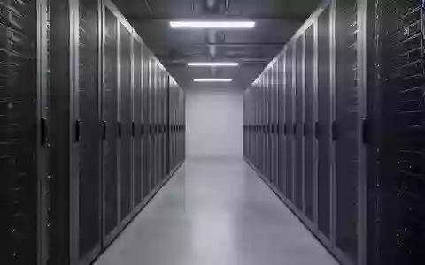 Ein minimalistischer, moderner Serverraum mit metallischen Server-Racks und poliertem Betonboden in kühler Beleuchtung. - Foto: über boerse-global.de