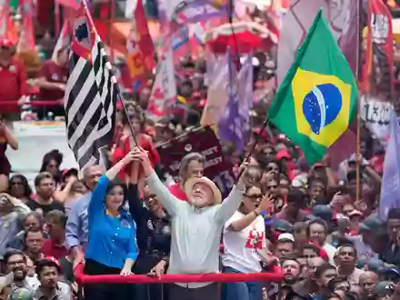 Die Linken-Ikone Lula gewann die Präsidentenwahl. - Foto: Andre Penner/AP/dpa