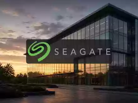 Abstrakte Darstellung eines modernen Bürogebäudes bei Sonnenuntergang als Symbol für den Technologiesektor. - Foto: über boerse-global.de