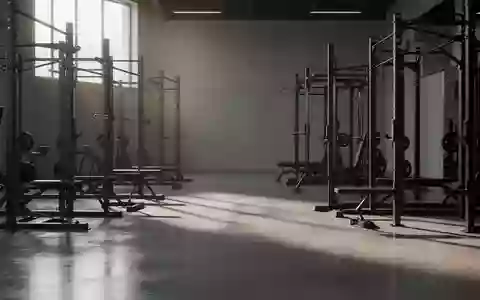 Ein minimalistisch gestalteter Fitnessraum mit dunklen Trainingsgeräten und natürlichem Lichteinfall. - Foto: über boerse-global.de