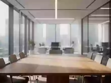 Ein minimalistischer, leerer Konferenzraum in einem modernen Bürogebäude mit hellem Tageslicht. - Foto: über boerse-global.de