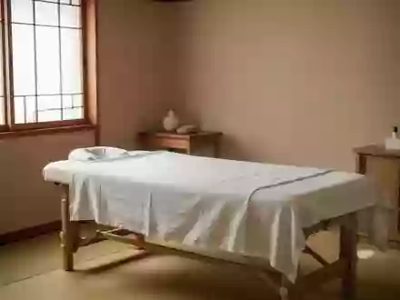 Ein minimalistischer Behandlungsraum in einer Praxis für Traditionelle Chinesische Medizin mit hellem Tageslicht. - Foto: über boerse-global.de