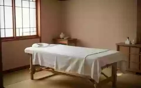 Ein minimalistischer Behandlungsraum in einer Praxis für Traditionelle Chinesische Medizin mit hellem Tageslicht. - Foto: über boerse-global.de