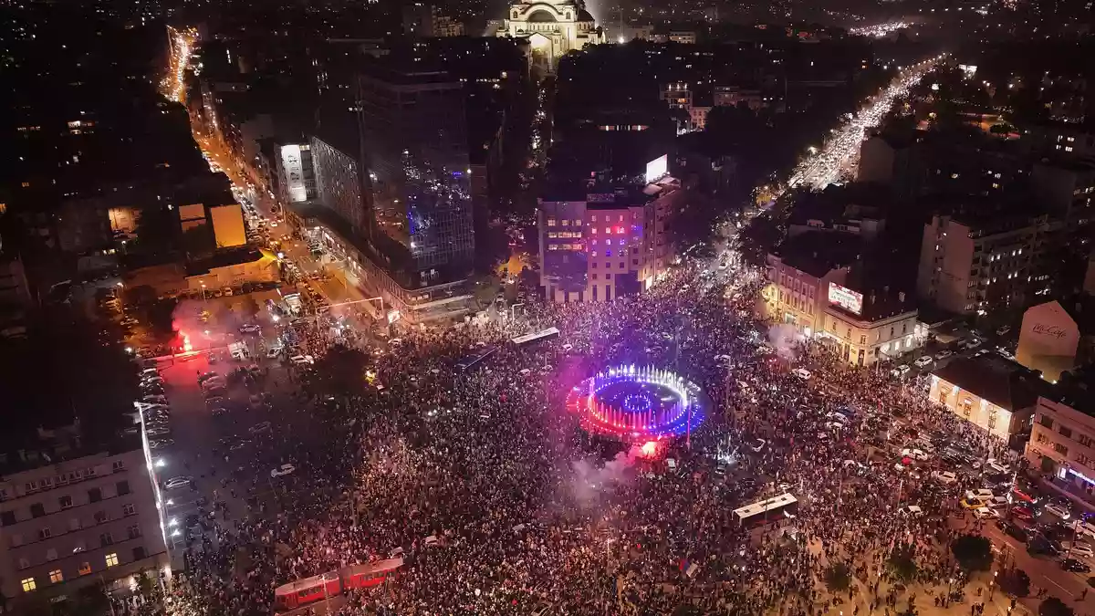 Auf dem Belgrader Slavija-Platz feierten die Menschen Vucics Wahlniederlage.  - Bild: Armin Durgut/AP/dpa