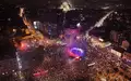 Auf dem Belgrader Slavija-Platz feierten die Menschen Vucics Wahlniederlage.  - Foto: Armin Durgut/AP/dpa