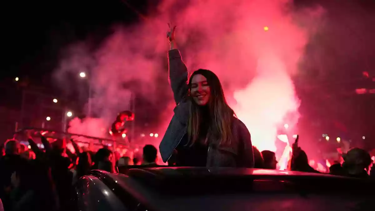 Die Freude vieler Serben über den Machtwechsel in Belgrad ist riesengroß.  - Bild: Petr David Josek/AP/dpa