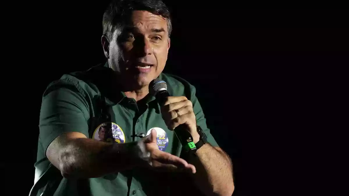 Flávio Bolsonaro will die Stichwahl ums Präsidentenamt annullieren lassen. - Bild: Ettore Chiereguini/AP/dpa