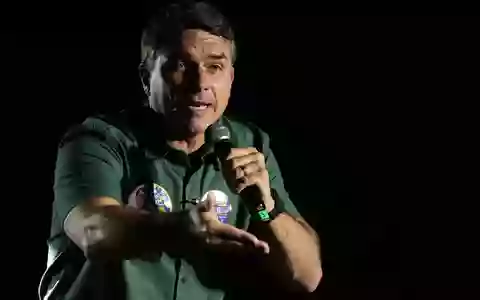 Flávio Bolsonaro will die Stichwahl ums Präsidentenamt annullieren lassen. - Foto: Ettore Chiereguini/AP/dpa