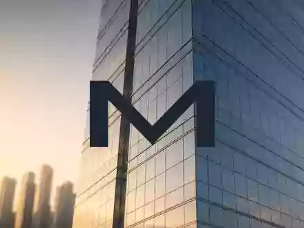 Moderne Glasfassade eines Bürogebäudes bei Sonnenuntergang als Symbol für strategische Unternehmensentwicklung. - Foto: über boerse-global.de