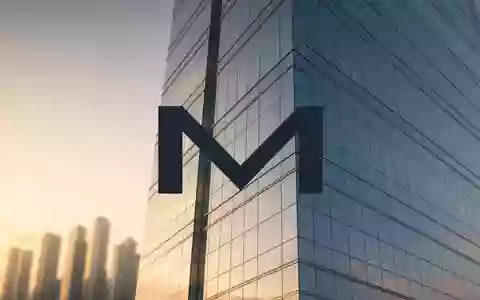 Moderne Glasfassade eines Bürogebäudes bei Sonnenuntergang als Symbol für strategische Unternehmensentwicklung. - Foto: über boerse-global.de