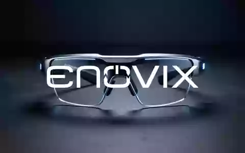 Hochmoderne Augmented-Reality-Brille auf einer minimalistischen, dunklen Oberfläche bei atmosphärischer Beleuchtung. - Foto: über boerse-global.de