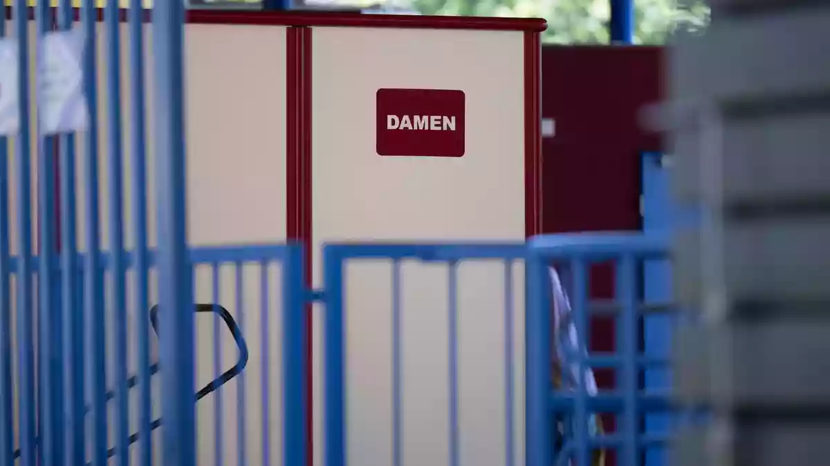 Was geschah im Juni 2025 in diesem Freibad? Vor dem Amtsgericht Gelnhausen beginnt der Prozess gegen zwei Männer. (Archivbild) - Bild: Boris Roessler/dpa