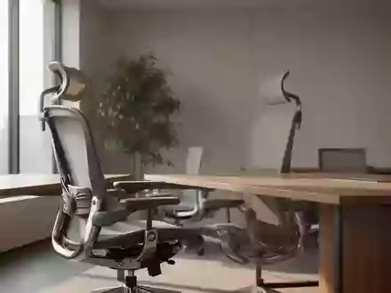 Ein minimalistisch eingerichtetes Büro mit einem leeren Schreibtisch und einem ergonomischen Stuhl in hellem Tageslicht. - Foto: über boerse-global.de