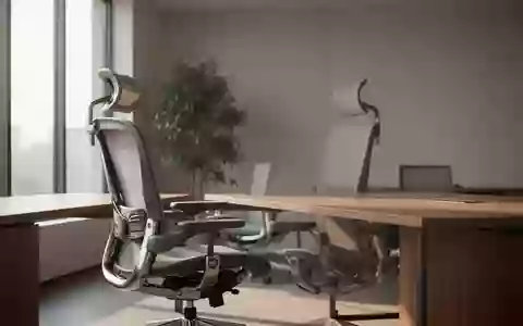 Ein minimalistisch eingerichtetes Büro mit einem leeren Schreibtisch und einem ergonomischen Stuhl in hellem Tageslicht. - Foto: über boerse-global.de