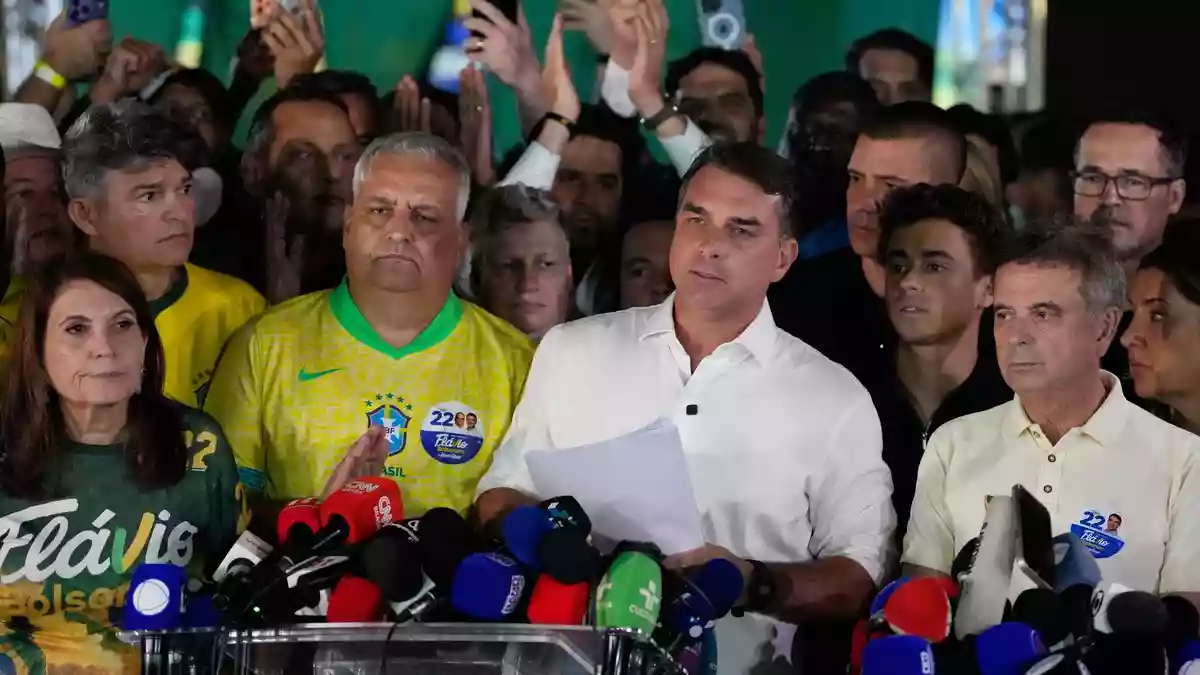 Flávio Bolsonaro will die Präsidentenwahl annullieren lassen. (Archivbild) - Bild: Eraldo Peres/AP/dpa