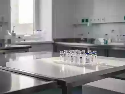 Ein steriler, minimalistischer medizinischer Laborraum mit Glasphiolen auf einer weißen Oberfläche bei natürlichem Licht. - Foto: über boerse-global.de