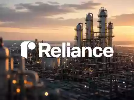 Moderne Industrieanlage bei Dämmerung als Symbol für Energieinfrastruktur und regulatorische Rahmenbedingungen. - Foto: über boerse-global.de