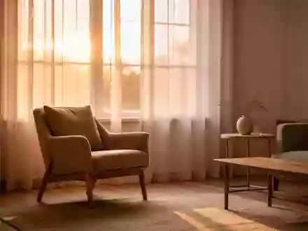 Ein ruhiges, minimalistisch eingerichtetes Wohnzimmer bei Sonnenuntergang, das eine entspannte häusliche Atmosphäre vermittelt. - Foto: über boerse-global.de