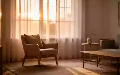 Ein ruhiges, minimalistisch eingerichtetes Wohnzimmer bei Sonnenuntergang, das eine entspannte häusliche Atmosphäre vermittelt. - Foto: über boerse-global.de